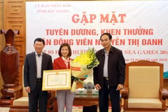 Lãnh đạo tỉnh Bắc Giang trao tặng bằng khen cho vận động viên Nguyễn Thị Oanh. (Ảnh: Đồng Thúy/TTXVN)