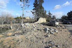 Hiện trường vụ tấn công bằng rocket ở ngoại ô thủ đô Tripoli, Libya ngày 24/12/2019. (Ảnh: THX/TTXVN)