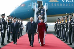 Lễ đón Thủ tướng Chính phủ Nguyễn Xuân Phúc và Phu nhân tại sân bay quân sự Gimhae, Busan. (Ảnh: Thống Nhất/TTXVN)