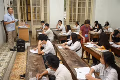Các thí sinh tham dự Kỳ thi Trung học Phổ thông quốc gia năm 2019 tại Hội đồng thi Trường Trung học phổ thông Trần Phú (Hà Nội). (Ảnh: Thanh Tùng/TTXVN)