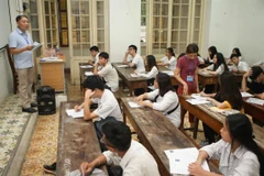 Các thí sinh tham dự Kỳ thi Trung học Phổ thông quốc gia năm 2019 tại Hội đồng thi Trường Trung học phổ thông Trần Phú (Hà Nội). (Ảnh: Thanh Tùng/TTXVN)