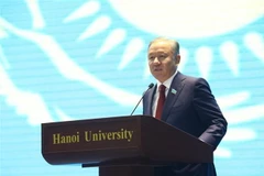 Chủ tịch Hạ viện Cộng hòa Kazakhstan Nurlan Nigmatulin nói chuyện, giao lưu với sinh viên Trường Đại học Hà Nội. (Ảnh: Văn Điệp/TTXVN)