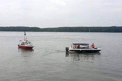 Các lực lượng chức năng túc trực tại hiện trường để ứng phó sự cố. (Ảnh: TTXVN)