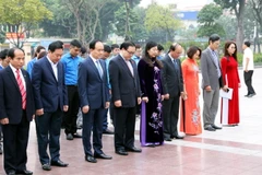 Đoàn đại biểu thành phố Hà Nội dâng hoa trước tượng đài V.I.Lenin. (Ảnh: Lâm Khánh/TTXVN)