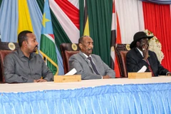 Thủ tướng Ethiopia Abiy Ahmed (trái), Chủ tịch Hội đồng chủ quyền Sudan Abdel Fattah al-Burhan (giữa) và Tổng thống Nam Sudan Salva Kiir tại vòng đàm phán hòa bình giữa Chính phủ của Thủ tướng Sudan Abdalla Hamdok và đại diện của các nhóm vũ trang ở Juba 