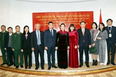 Chủ tịch Quốc hội Nguyễn Thị Kim Ngân, Phó Thủ tướng Vương Đình Huệ, Phó Chủ tịch Quốc hội Uông Chu Lưu với cán bộ, nhân viên Đại sứ quán Việt Nam tại Belarus. (Ảnh: Trọng Đức/TTXVN)