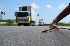 Sụt lún cầu vượt trên cao tốc Đà Nẵng-Quảng Ngãi. (Nguồn: TTXVN)