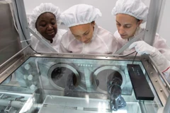 Các nhà khoa học sẽ có cơ hội tiếp cận với mẫu vật số 73002 do hai nhà du hành vũ trụ Gene Cernan và Jack Schmitt thu về trong sứ mệnh không gian của tàu Apollo 17. (Nguồn: NASA)