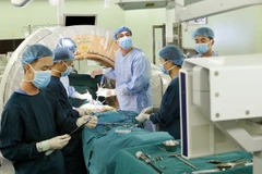 Phẫu thuật chỉnh hình cột sống. (Ảnh minh họa. Nguồn: TTXVN)