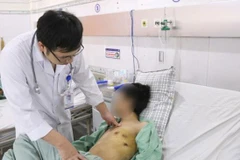 Có tiền sử hút thuốc lá 5 năm, một nam thanh niên bị xẹp phổi