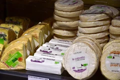 Phomát được bày bán tại một siêu thị ở Saintes, Pháp. (Ảnh: AFP/TTXVN)