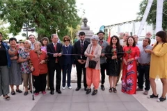 Các quan khách Việt Nam và Chile cắt bằng khánh thành công viên Hồ Chí Minh. (Ảnh do Đại sứ quán Việt Nam tại Chile cung cấp)