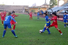 Một tình huống trong trận đấu ngày khai mạc giữa đội U19 Than Khoáng Sản Việt Nam và U19 Hà Nội. (Ảnh: Đại Nghĩa/TTXVN)