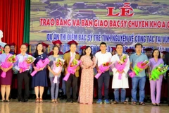 Bộ trưởng Bộ Y tế Nguyễn Thị Kim Tiến biểu dương các các bác sỹ tham gia đào tạo trong dự án 'Bác sỹ trẻ tình nguyện về vùng khó khăn.' (Ảnh: Tường Vi/TTXVN)