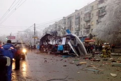 Nhân viên cứu nạn và nhân viên an ninh làm nhiệm vụ tại hiện trường vụ đánh bom ngày 30/12. (Ảnh: THX/TTXVN)