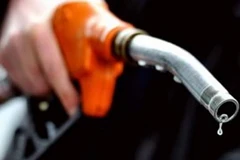 Bơm xăng tại trạm bán xăng, dầu. (Nguồn: AFP/TTXVN) 