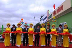 Cắt băng khai trương đại lý Công ty. (Ảnh: Trịnh Duy Hưng/Vietnam+)