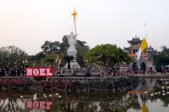 Tòa Giám mục Phát Diệm, tỉnh Ninh Bình trang hoàng lộng lẫy chào đón Noel. (Ảnh: Văn Đạt/TTXVN)