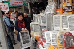 Khách mua đèn sưởi ấm. (Ảnh: Danh Lam/TTXVN)
