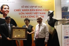 Kỷ lục về chiếc khăn rằn bằng vàng lớn nhất Việt Nam