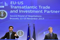 Trưởng đoàn đàm phán EU Ignacio Garcia Bercero (trái) và Trưởng đoàn đàm phán Mỹ Dan Mullaney trong cuộc họp báo chung sau đàm phán thứ 2. (Ảnh: AFP/TTXVN)