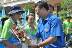 Bí thư Thành Đoàn Thành phố Hồ Chí Minh Lê Quốc Phong tặng hoa động viên đội thanh niên tình nguyện phòng chống đinh tặc. (Ảnh: Thanh Vũ/TTXVN)