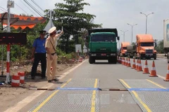 Tạm giữ tài xế đâm cảnh sát giao thông, gây trọng thương 