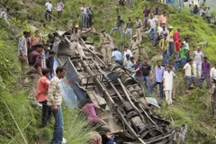 Ấn Độ: Xe khách bị nước lũ cuốn, 50 người có thể đã chết