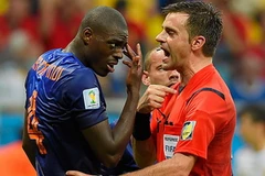 [Video] Hậu vệ Hà Lan phản ứng vì bị trọng tài xịt bọt lên giày