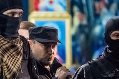 Dmytro Yarosh (giữa) trong một cuộc mít tinh ở Kiev (Nguồn: RT)