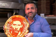 [Photo] Vẽ chân dung sao World Cup 2014 trên bánh pizza