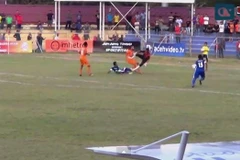 [Video] Tiền đạo Indonesia tử vong vì lĩnh cú đạp của thủ môn