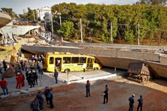 Video ghi lại thời điểm cầu vượt ở thành phố World Cup bị sập