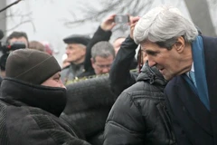 Ông Kerry tiếp xúc với người dân Kiev (Nguồn: AP)