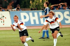 Xem lại siêu phẩm của người hùng World Cup phải đi dọn toilet