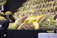Tổng thống Hàn Quốc Park Geun-Hye viếng các nạn nhân thảm họa chìm phà (Nguồn: AP)