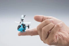 Trực thăng điều khiển nhỏ nhất thế giới bé bằng đầu ngón tay