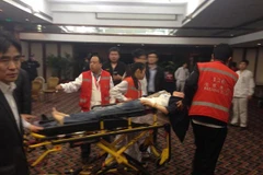 Hình ảnh người thân hành khách MH370 tan nát cõi lòng