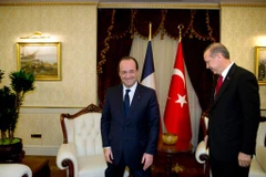 Ông Francois Hollande (trái) đang có chuyến thăm Thổ Nhĩ Kỳ và hội đàm với Thủ tướng Tayyip Erdogan (Nguồn: AFP)