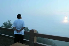 Nhà lãnh đạo Kim Jong-Un trực tiếp đứng chỉ huy phóng tên lửa
