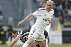 [Video] Zidane đá phạt dở chưa từng thấy, Seedorf lập siêu phẩm