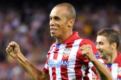 Đua đòi đá penalty kiểu "Panenka," Miranda xúc bóng vọt xà