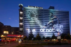 [Photo] Oezil "sút bóng thủng tường" trong quảng cáo Adidas