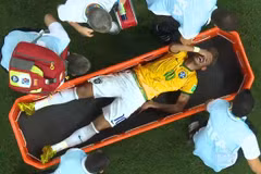 Neymar rời sân bằng cáng và được đưa thẳng tới bệnh viện