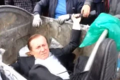 Nghị sĩ Ukraine thân Yanukovych bị đám đông ném vào thùng rác