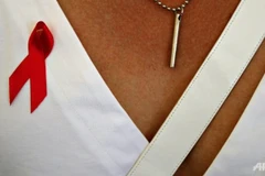 Sao "phim cấp ba" Nhật cho người hâm mộ sờ ngực để làm từ thiện