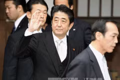 Thủ tướng Nhật Bản Shinzo Abe (thứ hai, trái) sau lễ viếng đền Yasukuni ở Tokyo ngày 26/12. (Nguồn: Kyodo/ TTXVN)