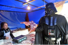 Không được ứng cử tổng thống, Darth Vader thách Putin