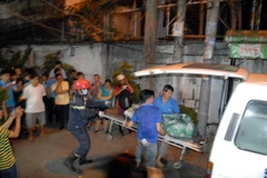 Các nạn nhân được đưa tới bệnh viện (Nguồn: TTXVN)