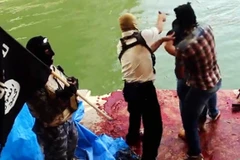 Cảnh chiến binh IS bắn vào đầu một binh sỹ Iraq gây chấn động